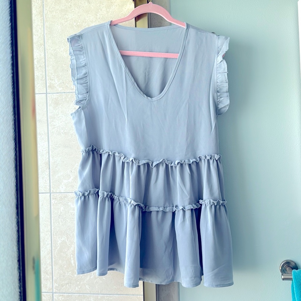🎀Ruffle top very comfortable, little bit of stretch worn once. 🎀